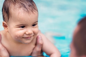 Babyschwimmen mit AOK-Gutschein als Babypaket