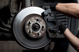 Wartung und Reparaturen an neuen Bremssystemen